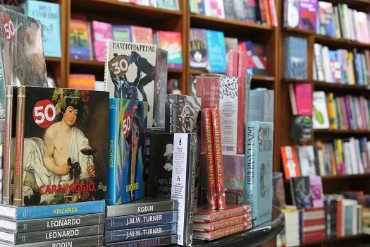 Metrô-SP distribui livros nas estações Artur Alvim e Tatuapé