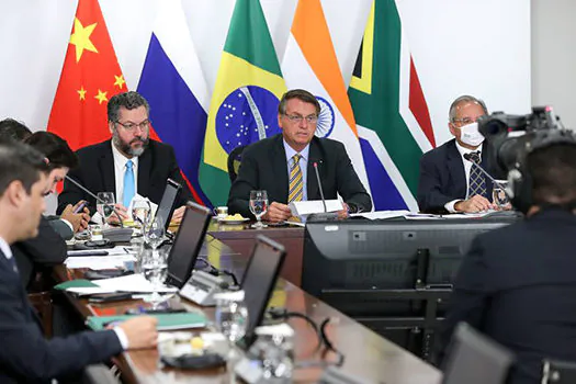 Em cúpula do Brics, Bolsonaro diz que vai revelar países que compram madeira ilegal