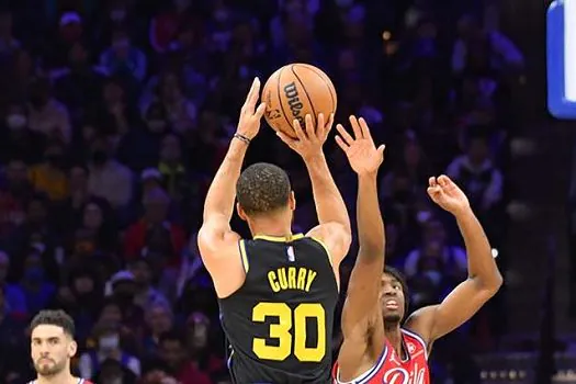 Curry adia recorde em derrota dos Warriors para os 76ers e é provocado por Embiid