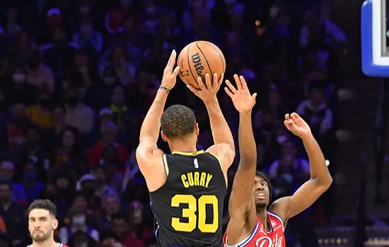 Curry adia recorde em derrota dos Warriors para os 76ers e é provocado por Embiid