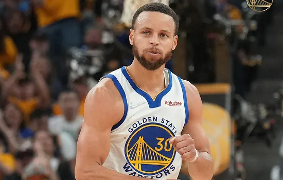 Curry esquece números e celebra com Warriors: “Nunca fui tão feliz sem bola de 3”