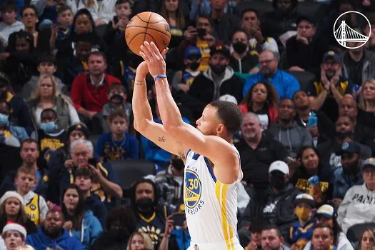 Mais perto de recorde, Stephen Curry brilha em vitória dos Warriors; Suns perdem