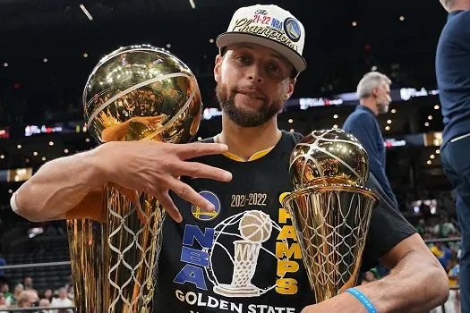 Curry comemora título da NBA com Warriors e MVP das finais: ‘É muito surreal’