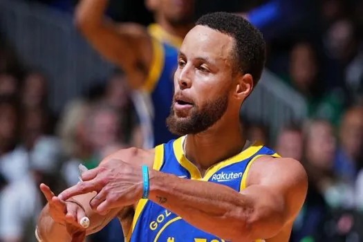 Curry faz cesta do meio da quadra, mas Warriors perdem dos Celtics na NBA