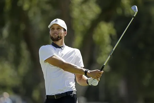 Curry tira férias do basquete e acerta tacada incrível de 87 metros no golfe