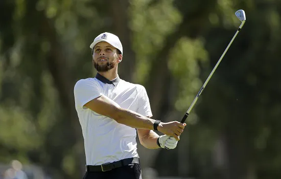 Curry tira férias do basquete e acerta tacada incrível de 87 metros no golfe