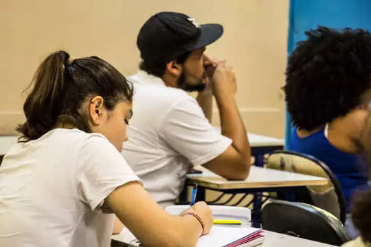 Curso gratuito prepara estudantes de todo o país para o Enem