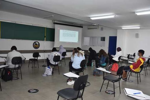 Cursinho Singular Anglo promove concurso de bolsas