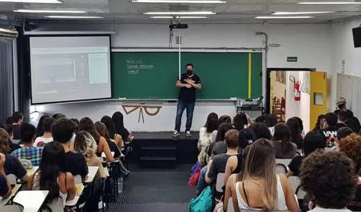 Estudantes de escola pública têm benefícios em projeto do Singular Anglo