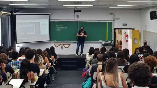 Estudantes de escola pública têm benefícios em projeto do Singular Anglo