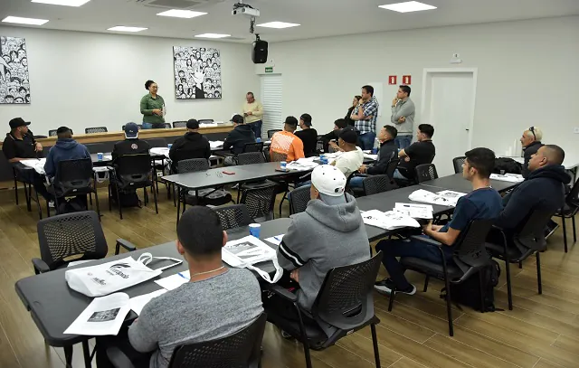 Profissionais dos setores de hotéis e alimentos de Santo André fazem curso de bartender