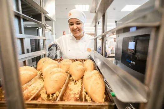 Jovens iniciam formação em panificação, culinária e confeitaria