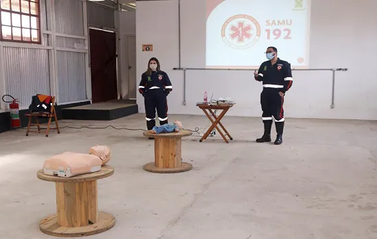 Monitores ambientais e funcionários do Parque Nascentes de Paranapiacaba fazem curso