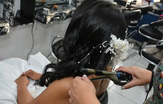 Alunas do curso de Corte e Penteado realizam ‘dia de noiva’ como trabalho de conclusão