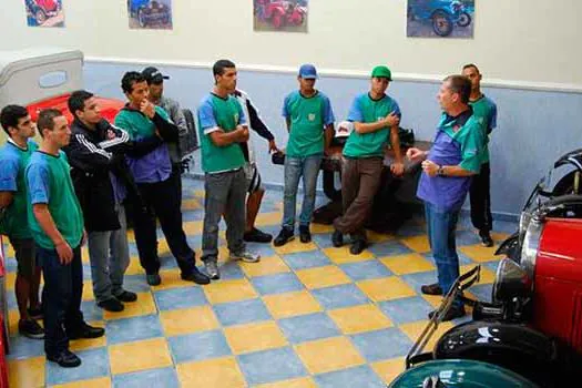 Curso capacita na arte de restaurar carros antigos