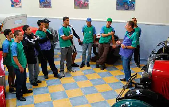 Curso capacita na arte de restaurar carros antigos