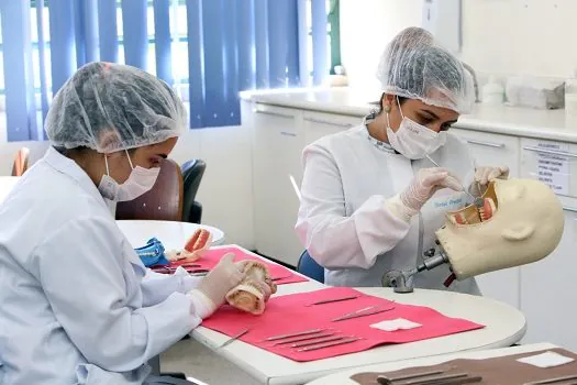 Prefeitura de SP abre processo seletivo para cursos técnicos em saúde bucal e farmácia