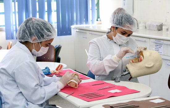 Prefeitura de SP abre processo seletivo para cursos técnicos em saúde bucal e farmácia