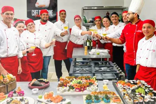 Escola de gastronomia promove curso rápido de sushi, sashimi e temaki