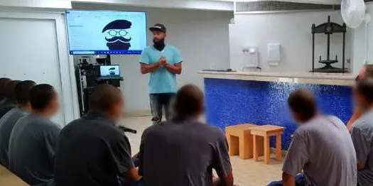 Jovens da Fundação CASA em Santo André fazem curso de barbearia