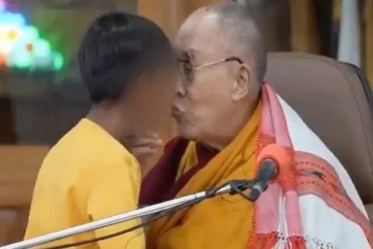 Vídeo de Dalai Lama beijando uma criança de língua circula pela internet