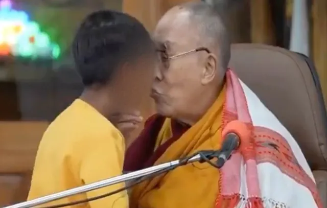 Vídeo de Dalai Lama beijando uma criança de língua circula pela internet