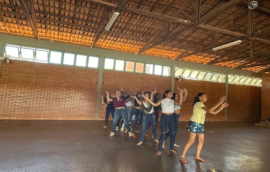 A narrativa da dança remete à história da imigração italiana no Brasil - que está intimamente ligada à história de Nova Veneza