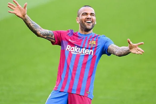 Daniel Alves fica fora da lista de inscritos do Barça para a Liga Europa