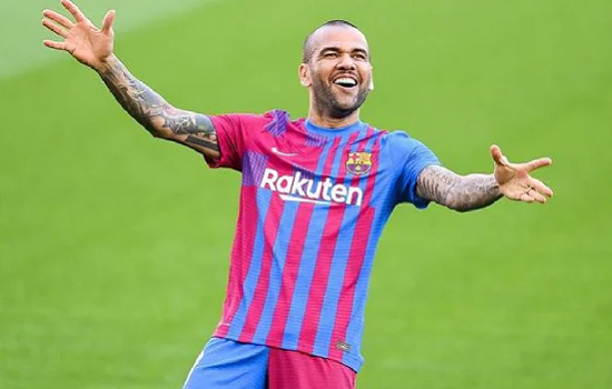 Daniel Alves fica fora da lista de inscritos do Barça para a Liga Europa