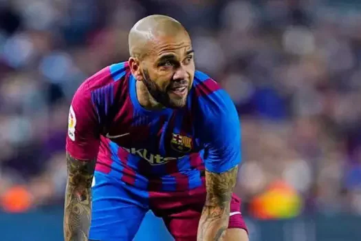 Daniel Alves critica Piquet por fala racista, e cogita jogar no Athletico-PR