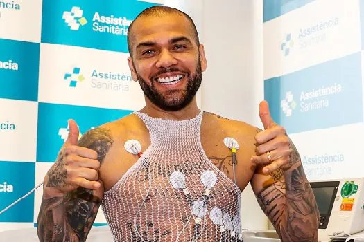 Daniel Alves é aprovado em exames no Barcelona e será apresentado na quarta-feira