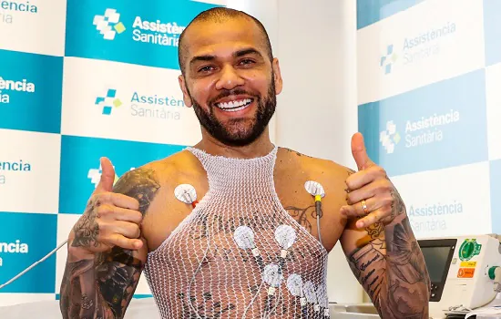 Daniel Alves é aprovado em exames no Barcelona e será apresentado na quarta-feira