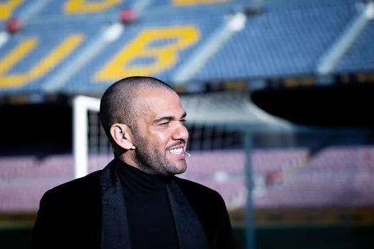 De chinelo em apresentação, Daniel Alves diz que jogaria de graça no Barcelona