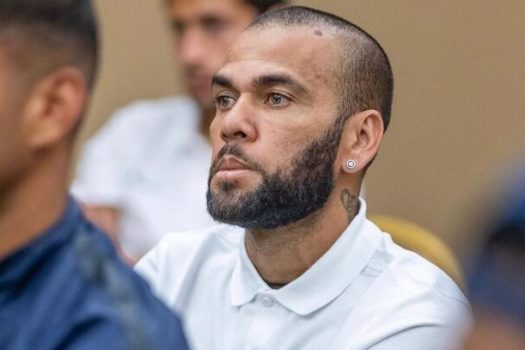 Daniel Alves paga fiança de R$ 5,5 milhões e deve sair da prisão nesta segunda (25)