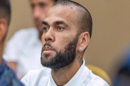 Daniel Alves é condenado a 4 anos e 6 meses de prisão por estupro pela Justiça da Espanha