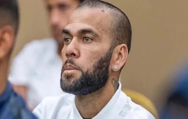 Daniel Alves distribui autógrafos para detentos em presídio em Barcelona