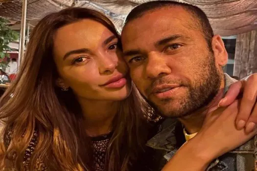 Daniel Alves recebe visita de ex-mulher