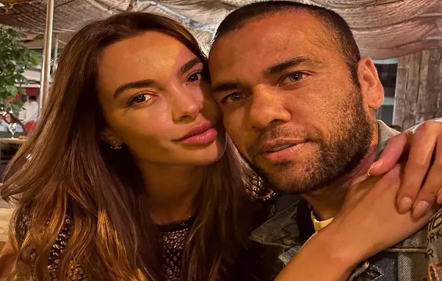 Daniel Alves recebe visita de ex-mulher