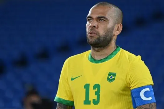 Daniel Alves fala pela 1ª vez sobre prisão e ‘perdoa’ mulher que o acusa de estupro