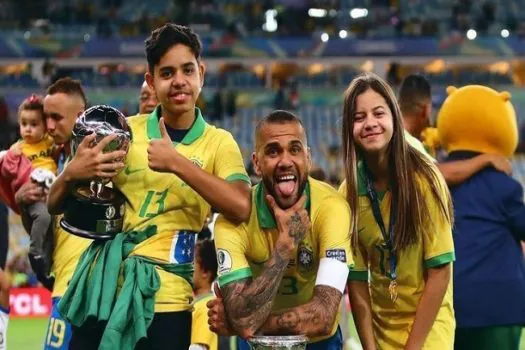 Daniel Alves quer ex-mulher e filhos em Barcelona como estratégia para deixar prisão