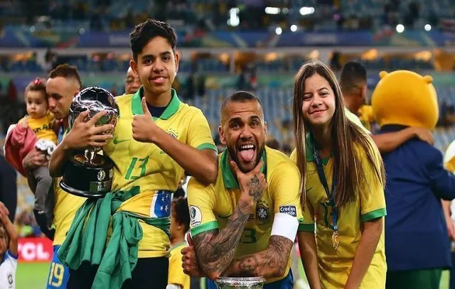 Daniel Alves quer ex-mulher e filhos em Barcelona como estratégia para deixar prisão