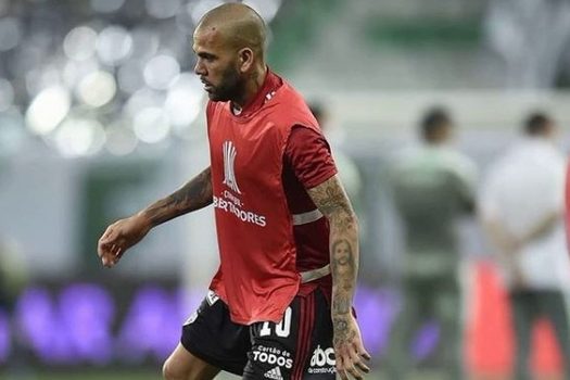 Daniel Alves lamenta eliminação do São Paulo: “Levantaremos e seguiremos lutando”