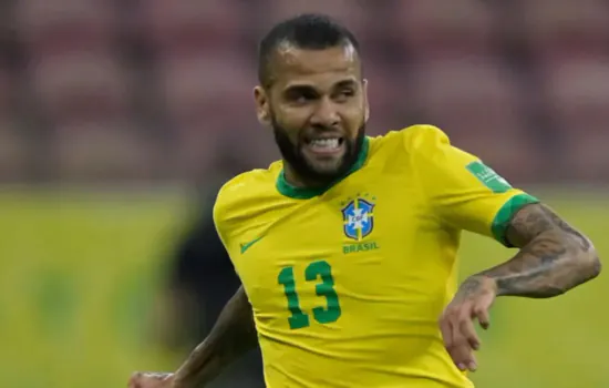 Daniel Alves vê diferenças entre laterais da seleção e considera posição escassa