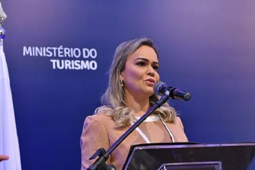 ‘Inimigos querem me queimar’, diz ministra do Turismo em mensagem de app