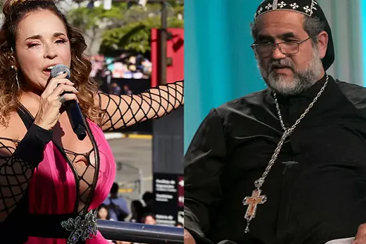 Daniela Mercury puxa coro de festa junina ao encontrar padre Kelmon em voo