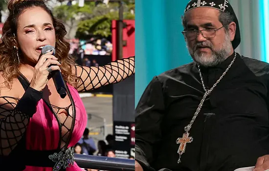 Daniela Mercury puxa coro de festa junina ao encontrar padre Kelmon em voo