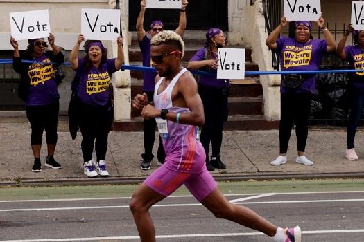 Brasileiro lidera Maratona de NY por 32km, passa mal e desiste; Quênia domina