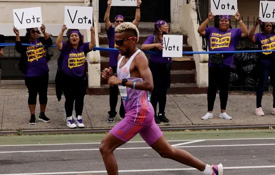 Brasileiro lidera Maratona de NY por 32km