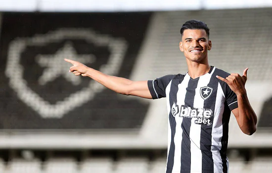 Botafogo anuncia volante Danilo Barbosa