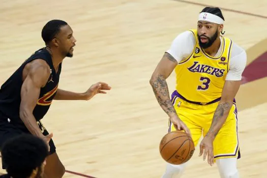 Davis deixa jogo no início e Lakers perdem do Cleveland em noite de Mitchell